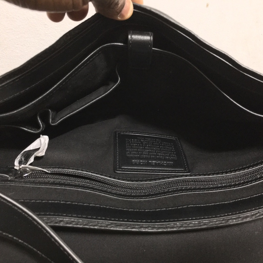 Michael Kors Men’s Bryant Pebble Leather Messenger Bag - Picture 8 of 13